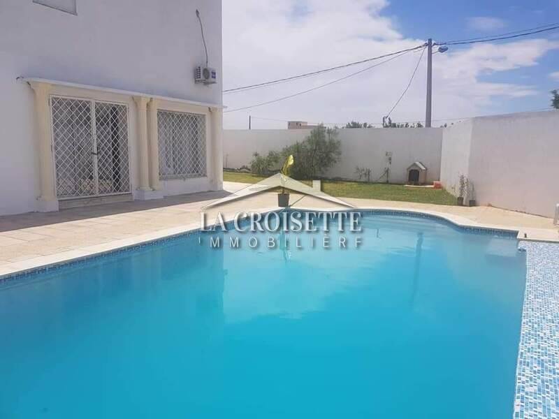 Villa S+6 avec piscine à La Soukra